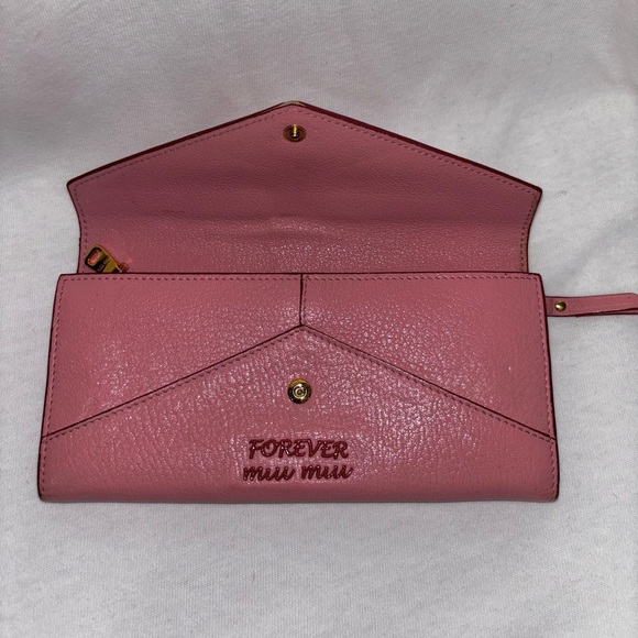 Long pink Miu Miu wallet with red lettering and metal snap button closure - Picture 2 of 5